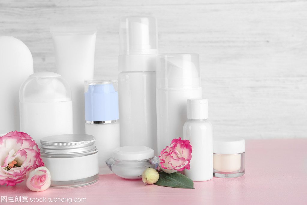 瓶中花影 化妝品瓶與灰色墻面上的藝術(shù)對(duì)話